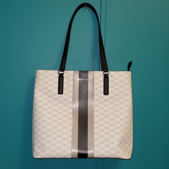 Michael Kors Handbags - MICHAEL KORS MORGAN LARGE TOTE